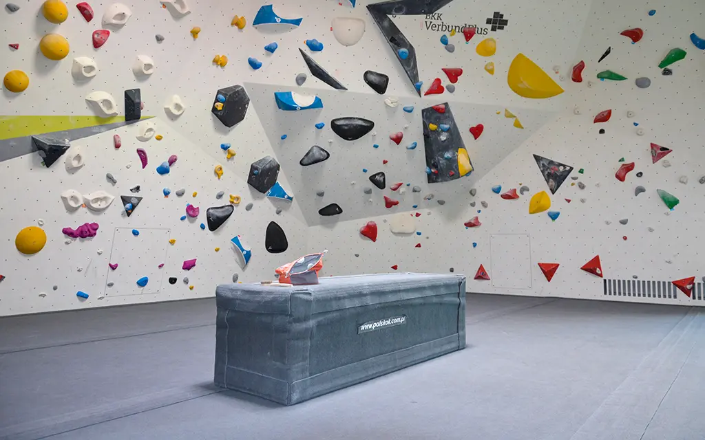 Boulderraum mit Routen aus Ritchies Griffkiste Boulderraum
