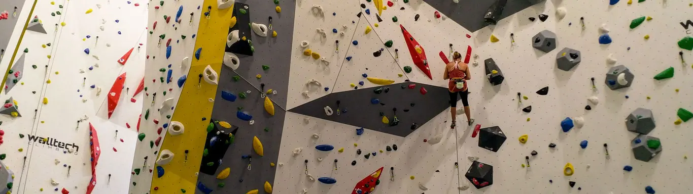 Kletterin in Kletterwand